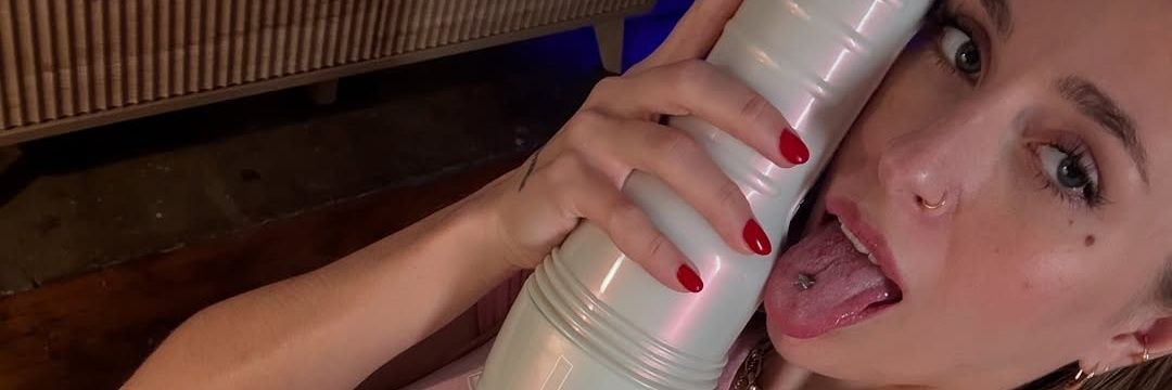 Angel Young 🔞 private chat banner