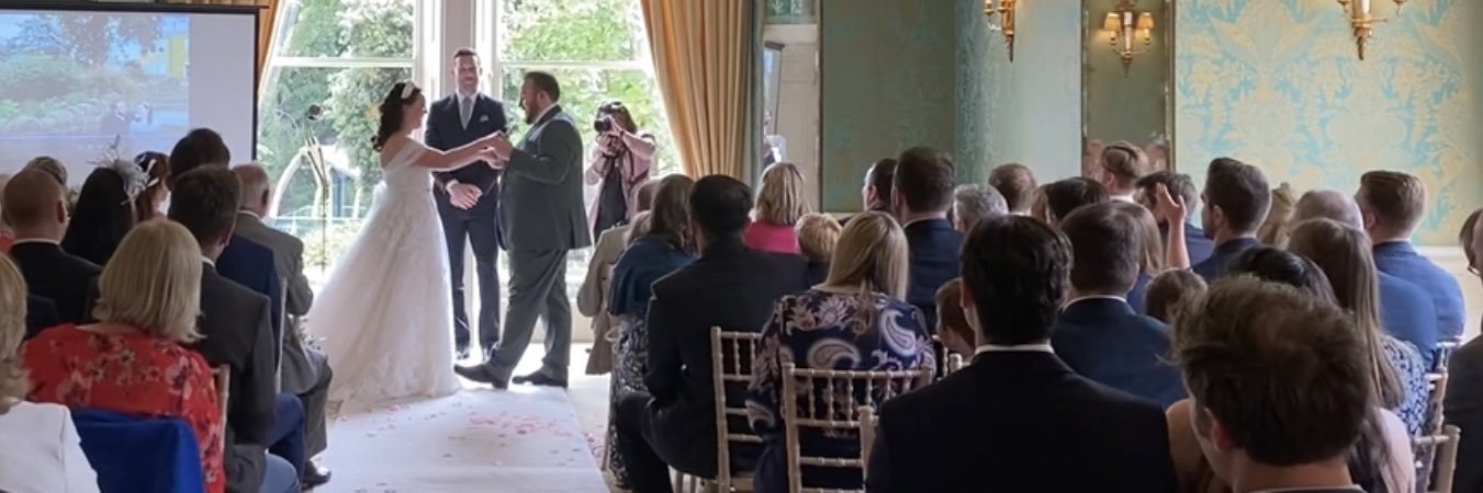 Laura🎙🌻 banner