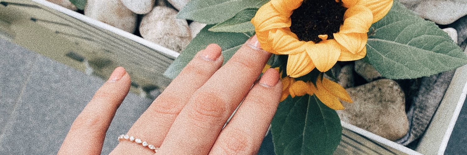 helencita itzy 🤍〰️✨ banner