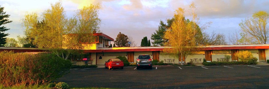 The Usonian Inn LLC banner