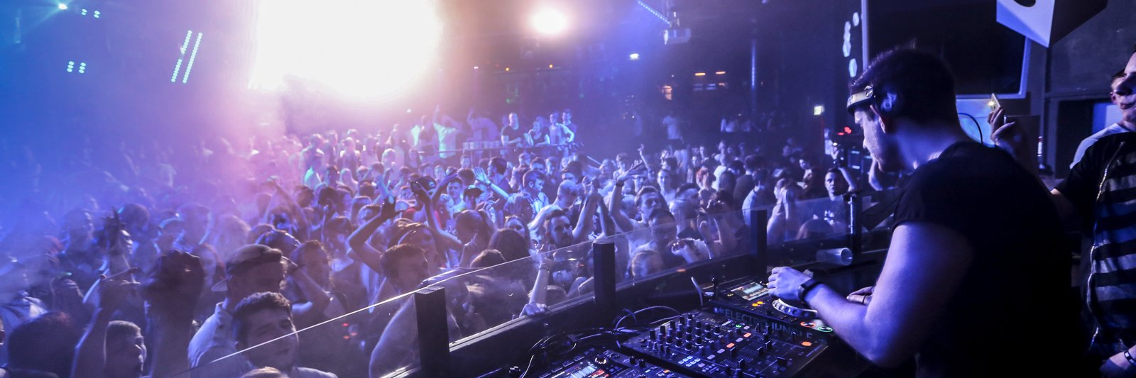 Oliver Magenta banner