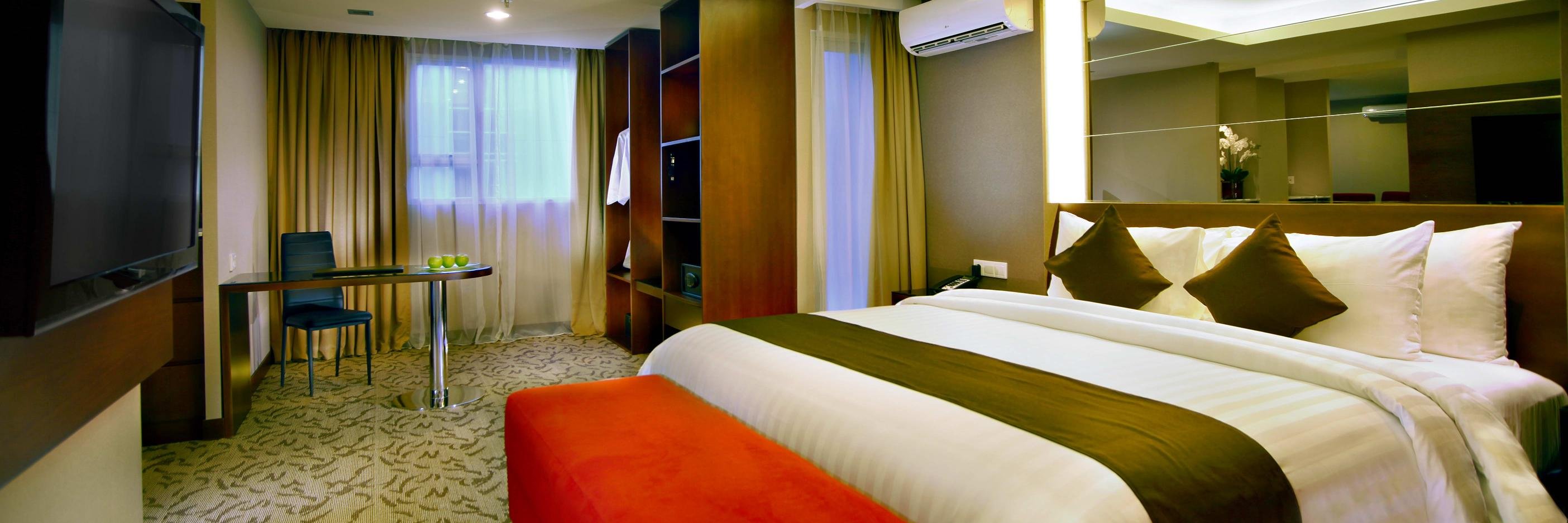 astonpluit's profile banner image