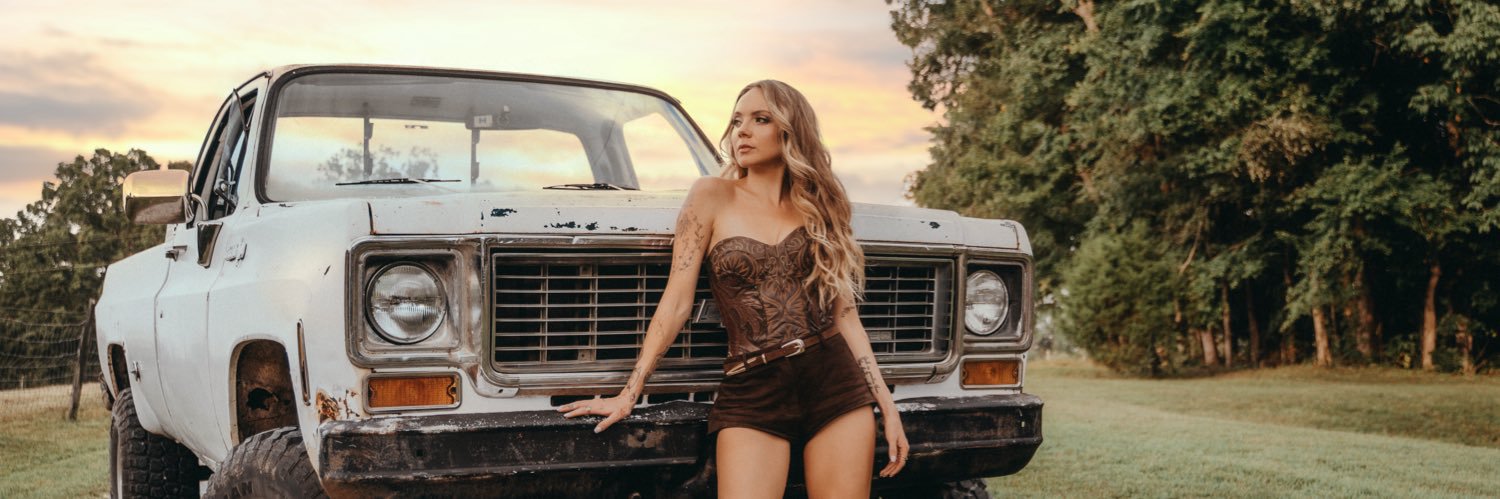 Danielle Bradbery banner