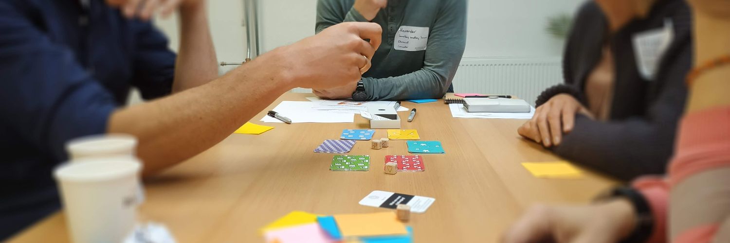 Ǝppʎ Bɹnᴉu banner