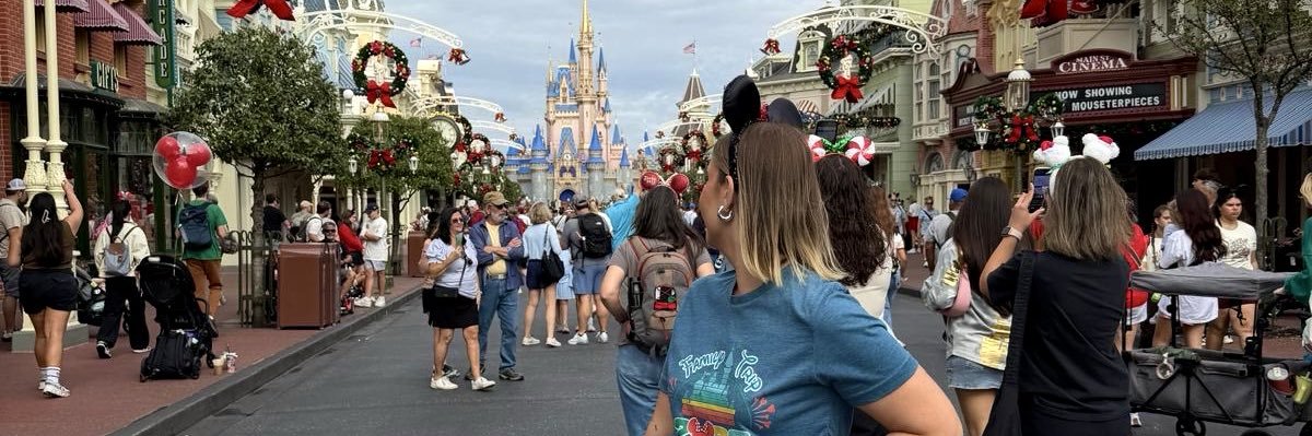 lauracamarae's profile banner image