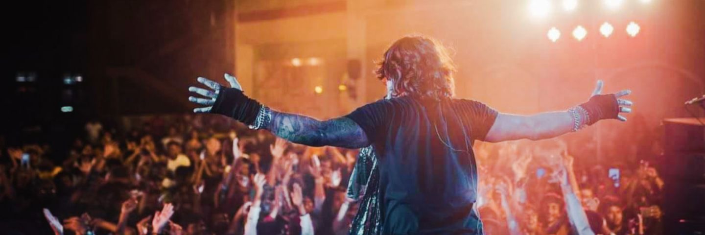 2Blue • Hard Rocker • Hit Maker banner