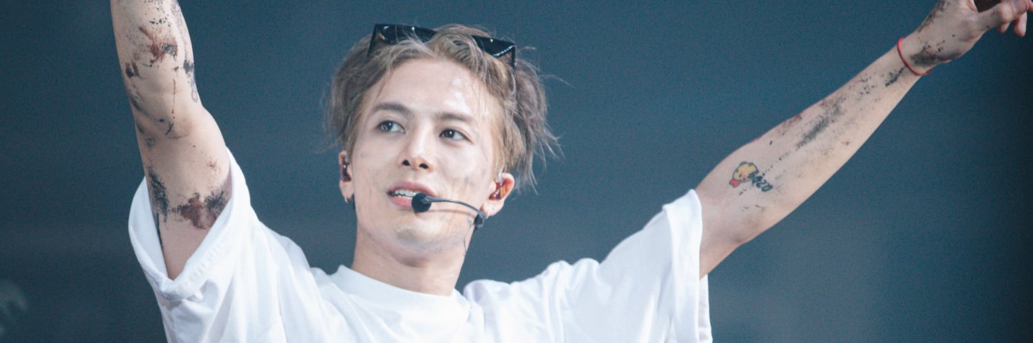 𝐁 banner