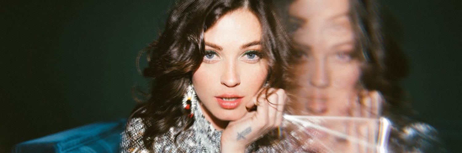 lindsayperry's profile banner image