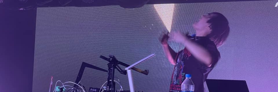 エム banner