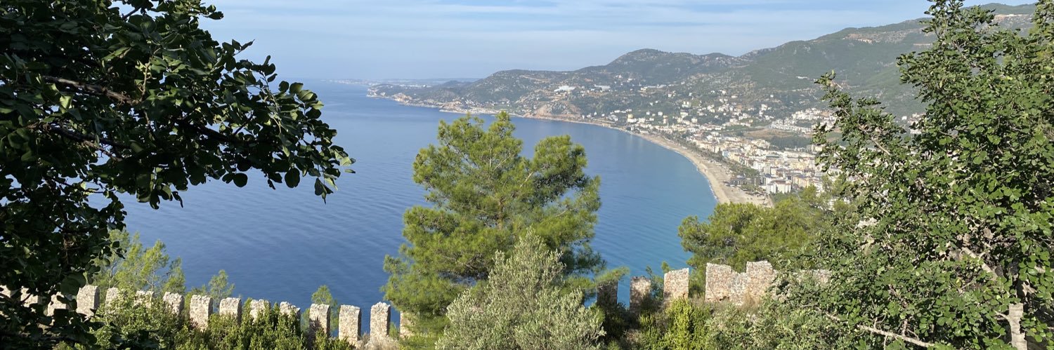 حرة في دنيا العبيد banner