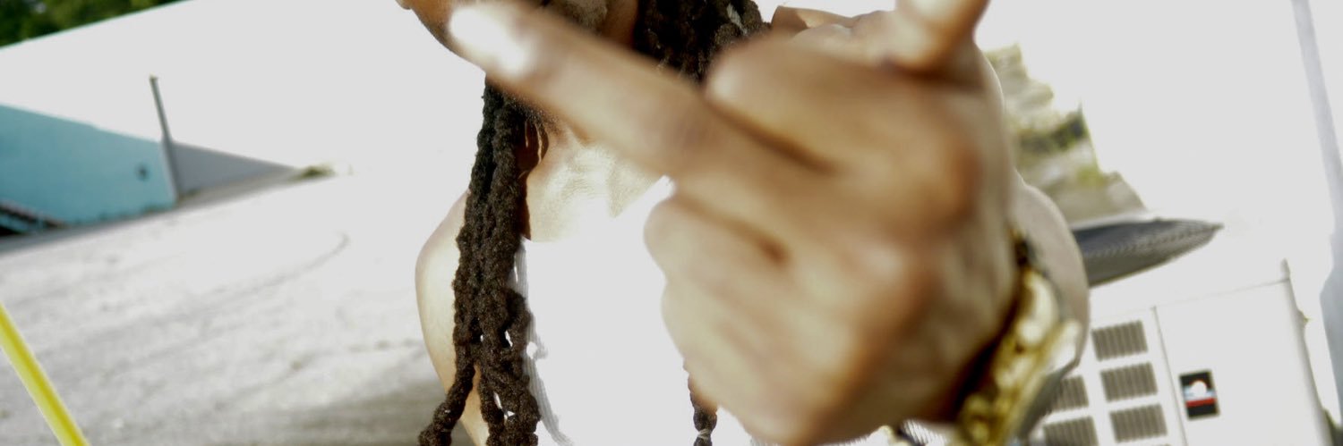 quedareal's profile banner image