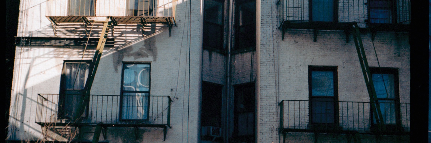 larazzy's profile banner image