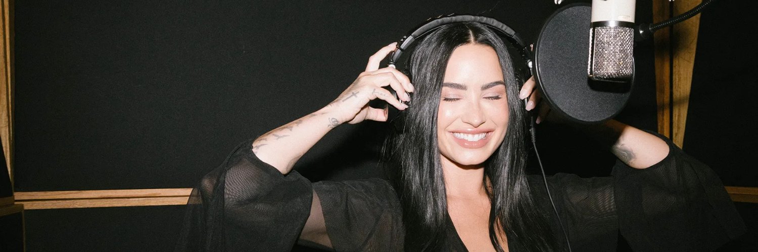 bea loves demi banner