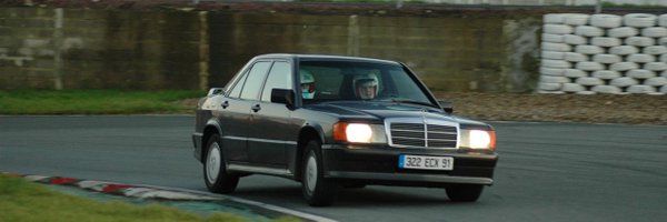 des_guide Profile Banner