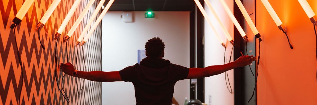 Oum le dauphin blanc banner