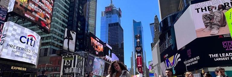 María banner