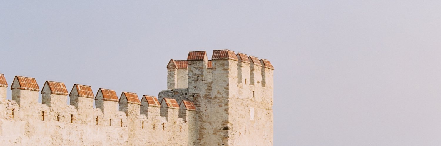 G banner