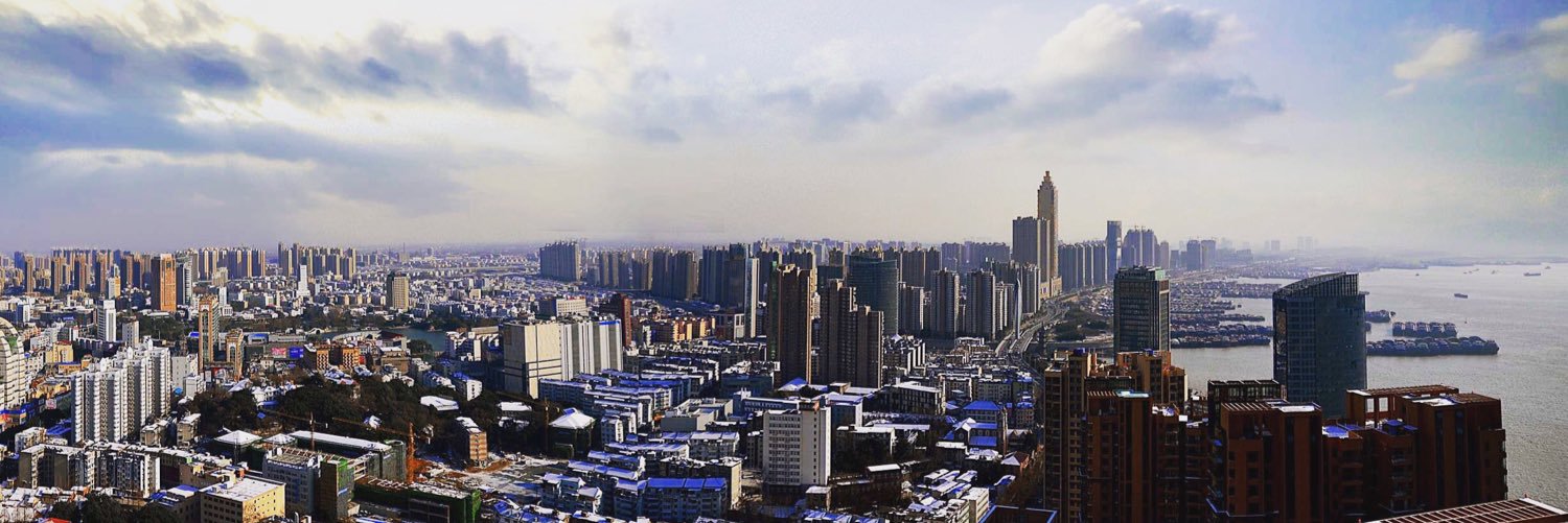 Play 呸 banner