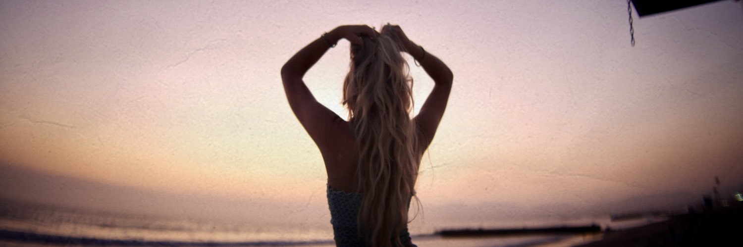 Chloé Caroline banner
