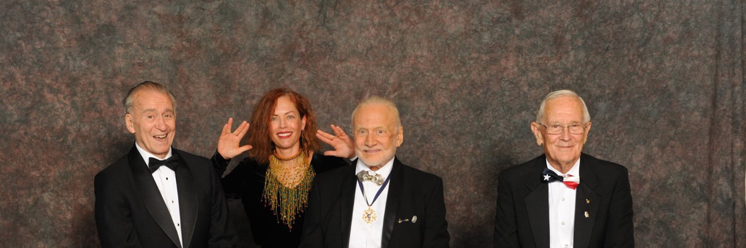 Laura Butler 🐈🥼 banner