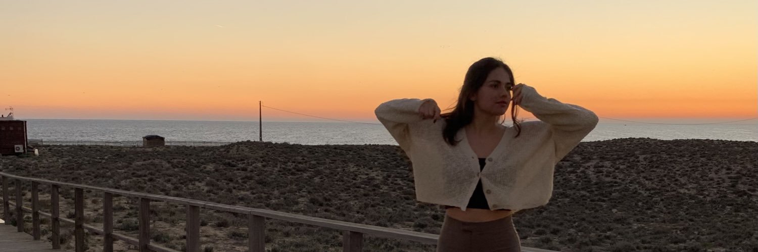 larapintoo's profile banner image