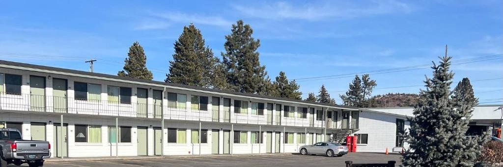 Bend Inn & Suites banner