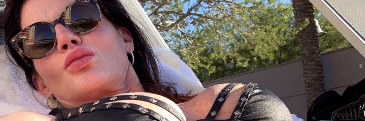 elizmots's profile banner image