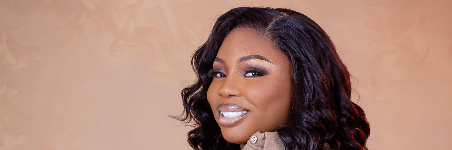 lola_debb's profile banner image