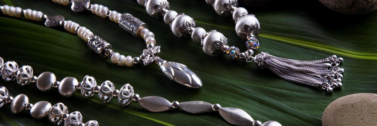 DesignsByPin's profile banner image