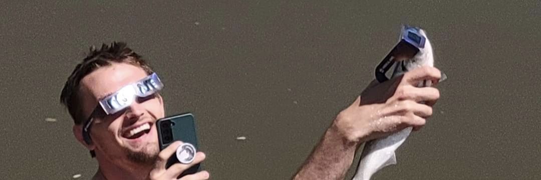 G banner
