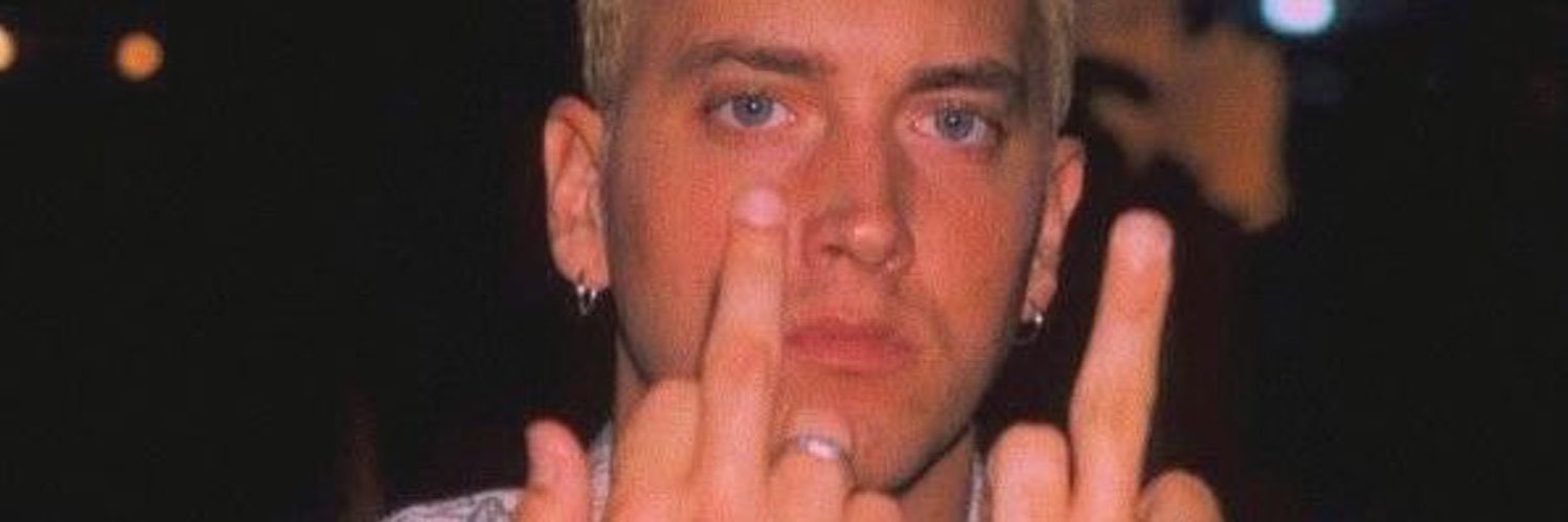 R 👑 banner