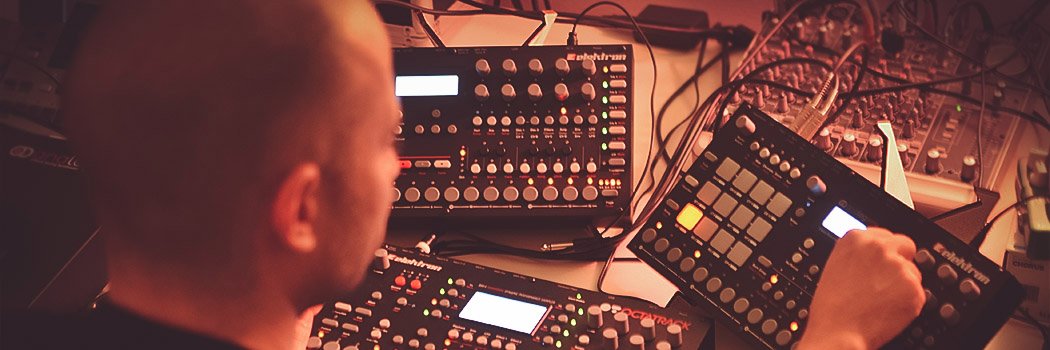 synthstand's profile banner image