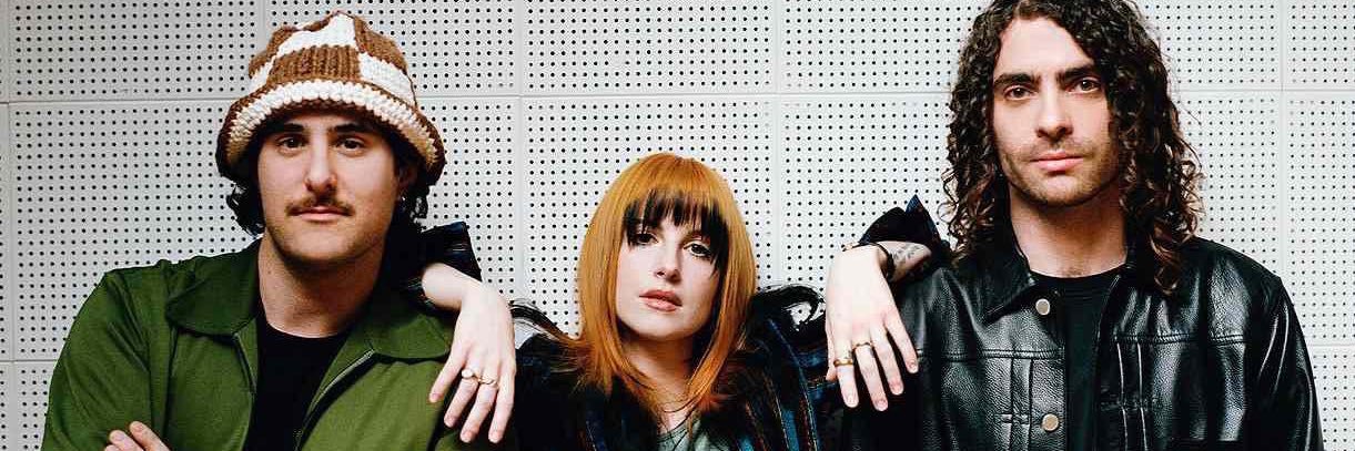 Laura 🎮🌺🥀 banner