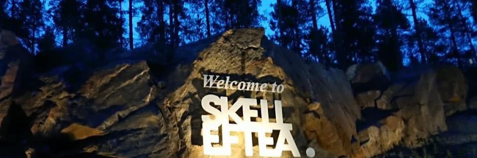 Christina Soldan (L) banner