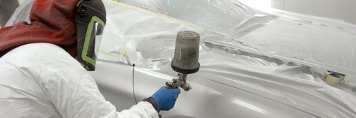 Окраска кузова автомобиля. При какой температуре можно красить автомобиль. Порошковую покраску автомашин. Кузовщик маляр. Окрашивание автомобиля.