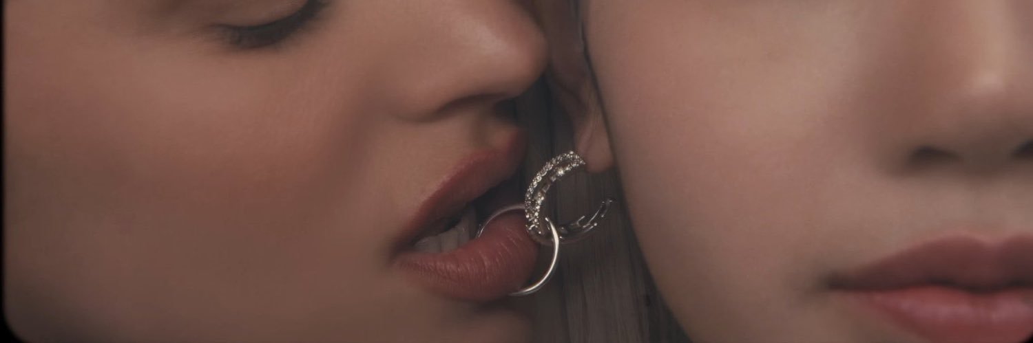 uli Ω banner