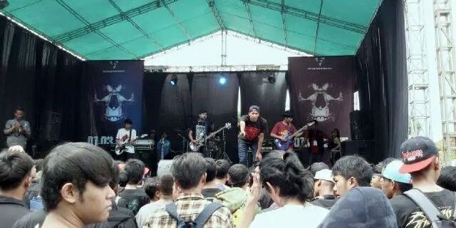 LAST ME VERTICAL banner