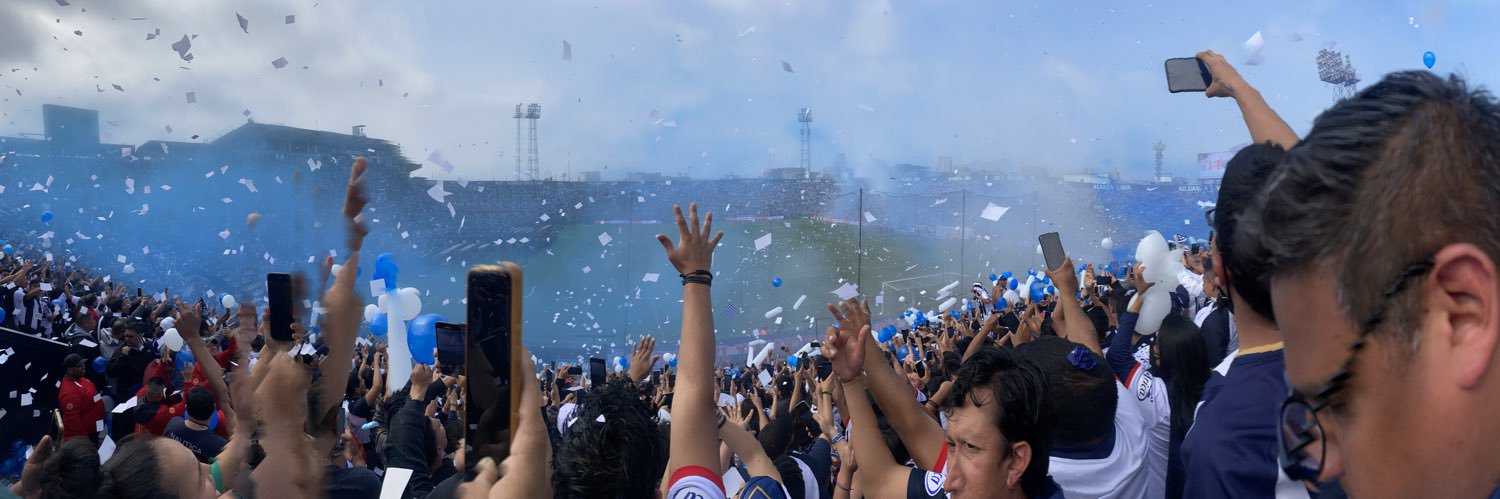 La GataOré💙🤍 banner