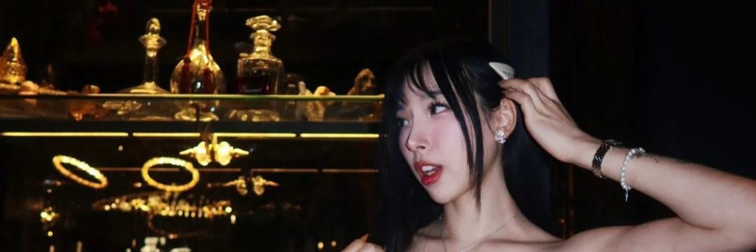 Elle lee banner
