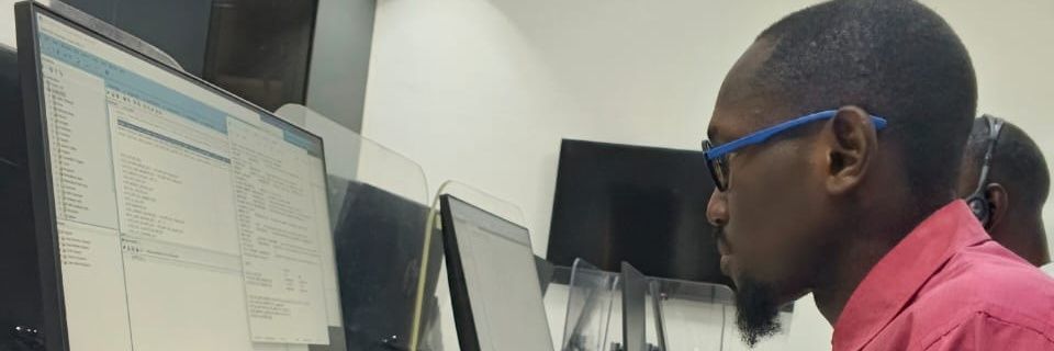 A Y Ó M Í D É banner