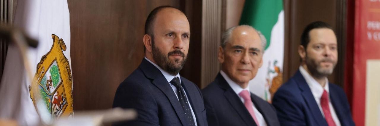 Javier Diez de Urdanivia banner