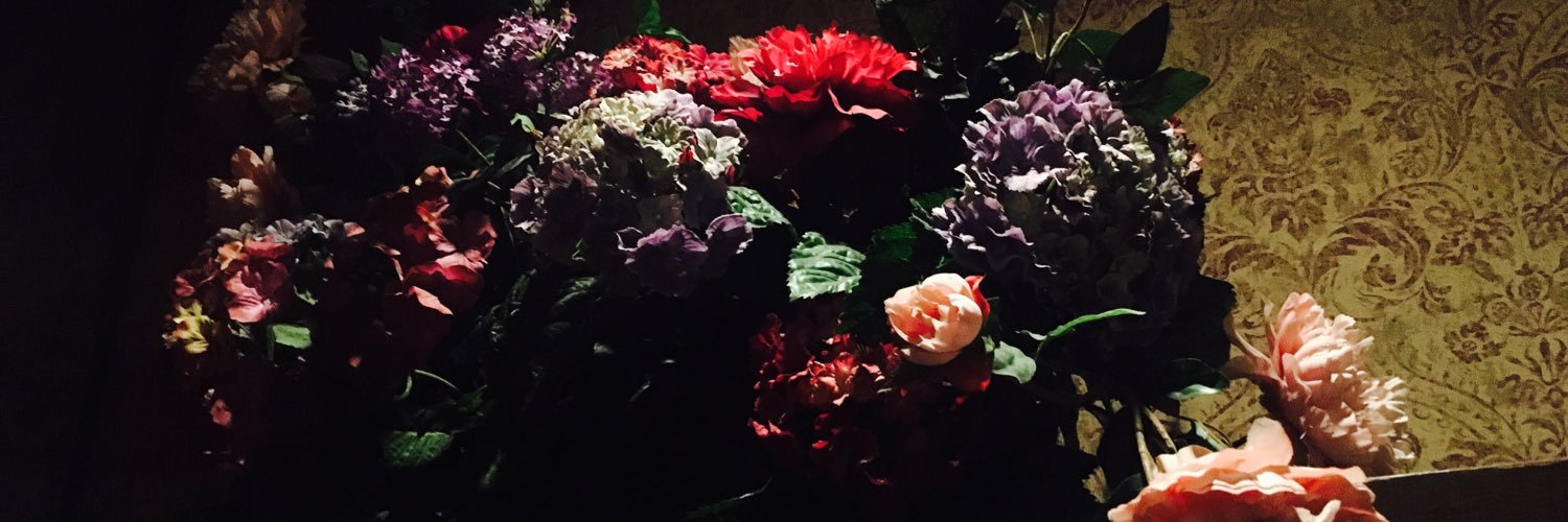 thequeenisread's profile banner image