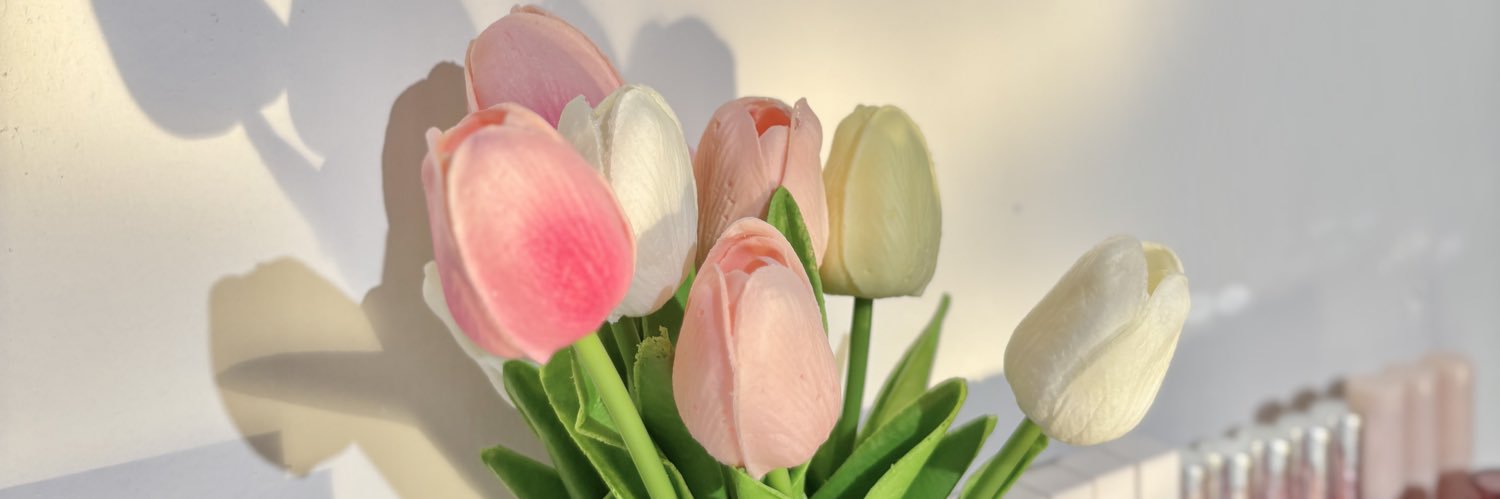 pinkishlist's profile banner image