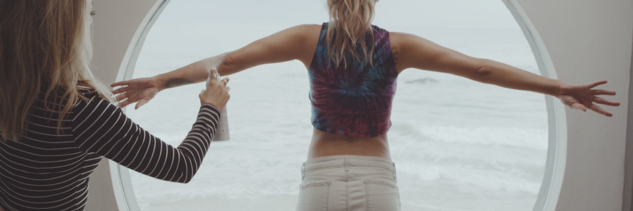 BOLD  S u n l e s s banner