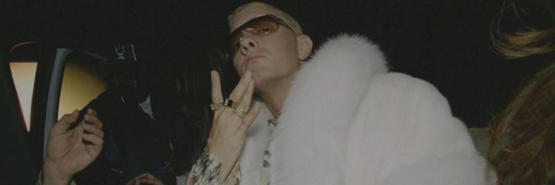 B.Ǝ banner