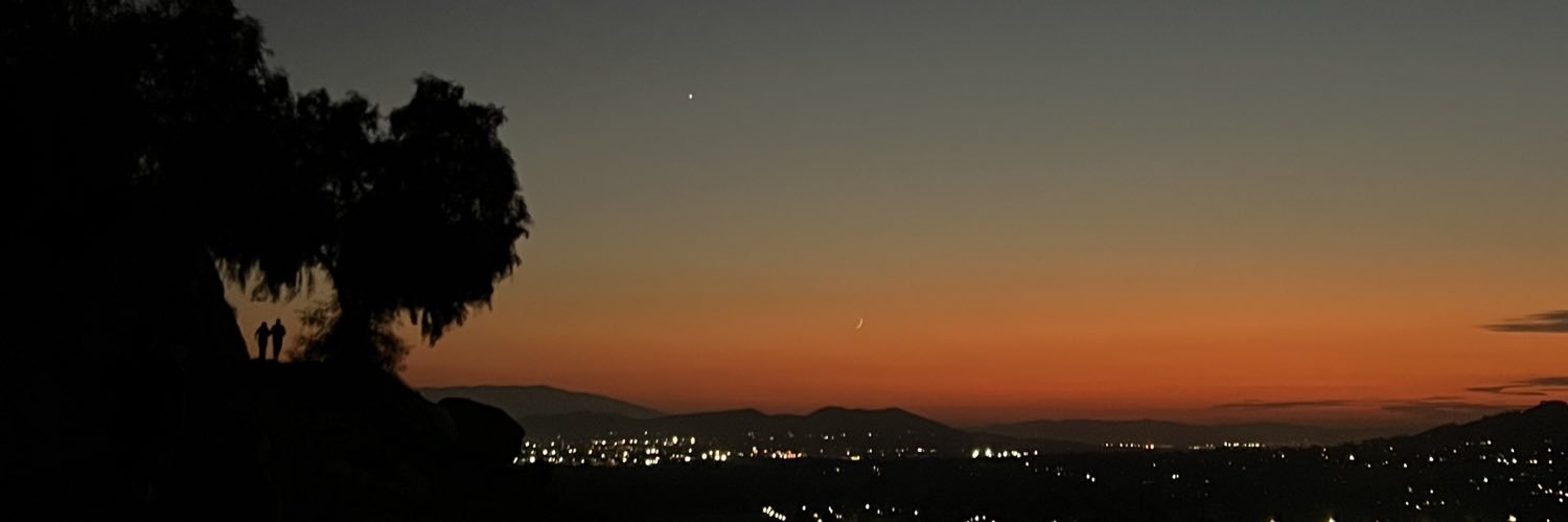 M ♛ banner