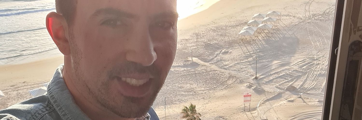 arikravitz's profile banner image