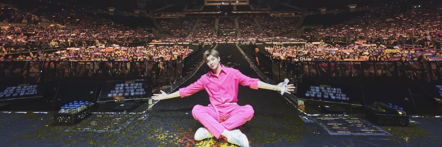 with 강다니엘 (·•︠‿•︡ ) banner