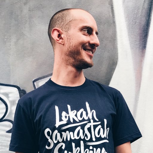 Freelance Designer • Director • Animator portfolio: https://t.co/OQLlyVs7mN Redbubble store - https://t.co/gv9B2SYoRu