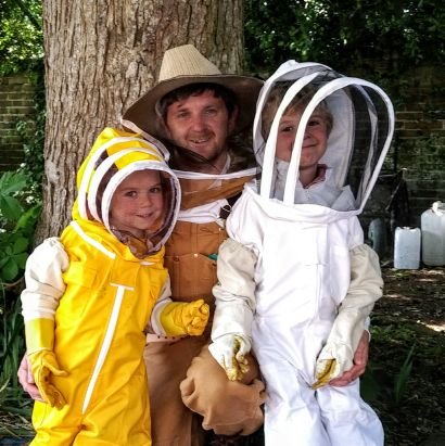 Sustainable Seaside Beekeeping. Queen Rearing, selling bees/nucs, cut comb and honey. BIBBA Member. Fond of AMM | RSLI & Deafblind Interpreter